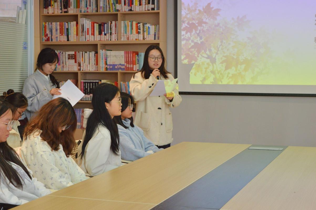 “一站式”学生社区建设丨丽琼工作室举办“霜降诗梦，书韵情长”读书分享讲座