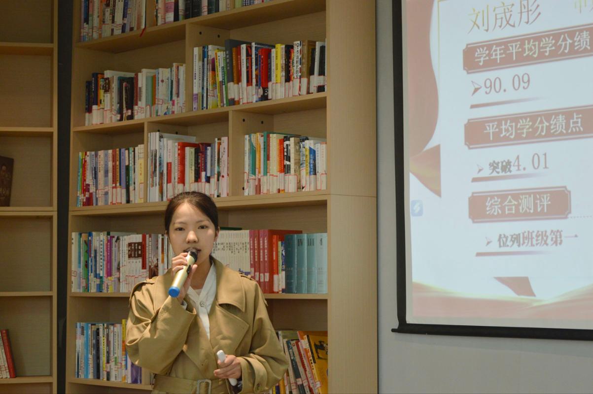 先锋型社区｜丽琼工作室举办“青春砺志守初心，戎彩逐梦绽芳华”成长分享讲座