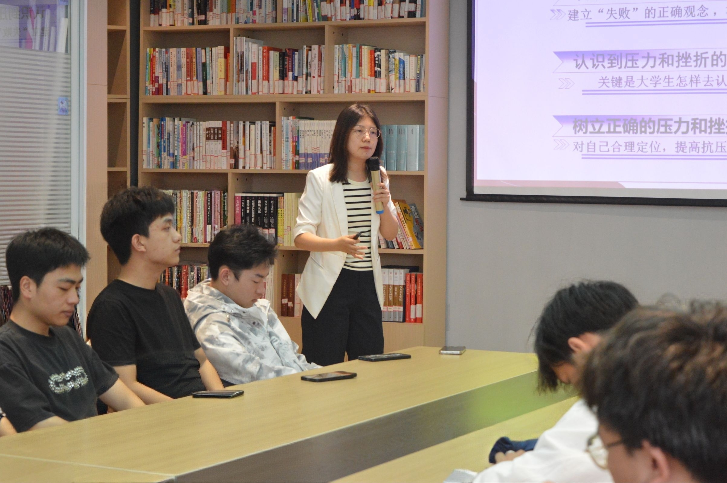 健康型社区｜丽琼工作室举办“大学生压力与挫折的应对策略”主题讲座