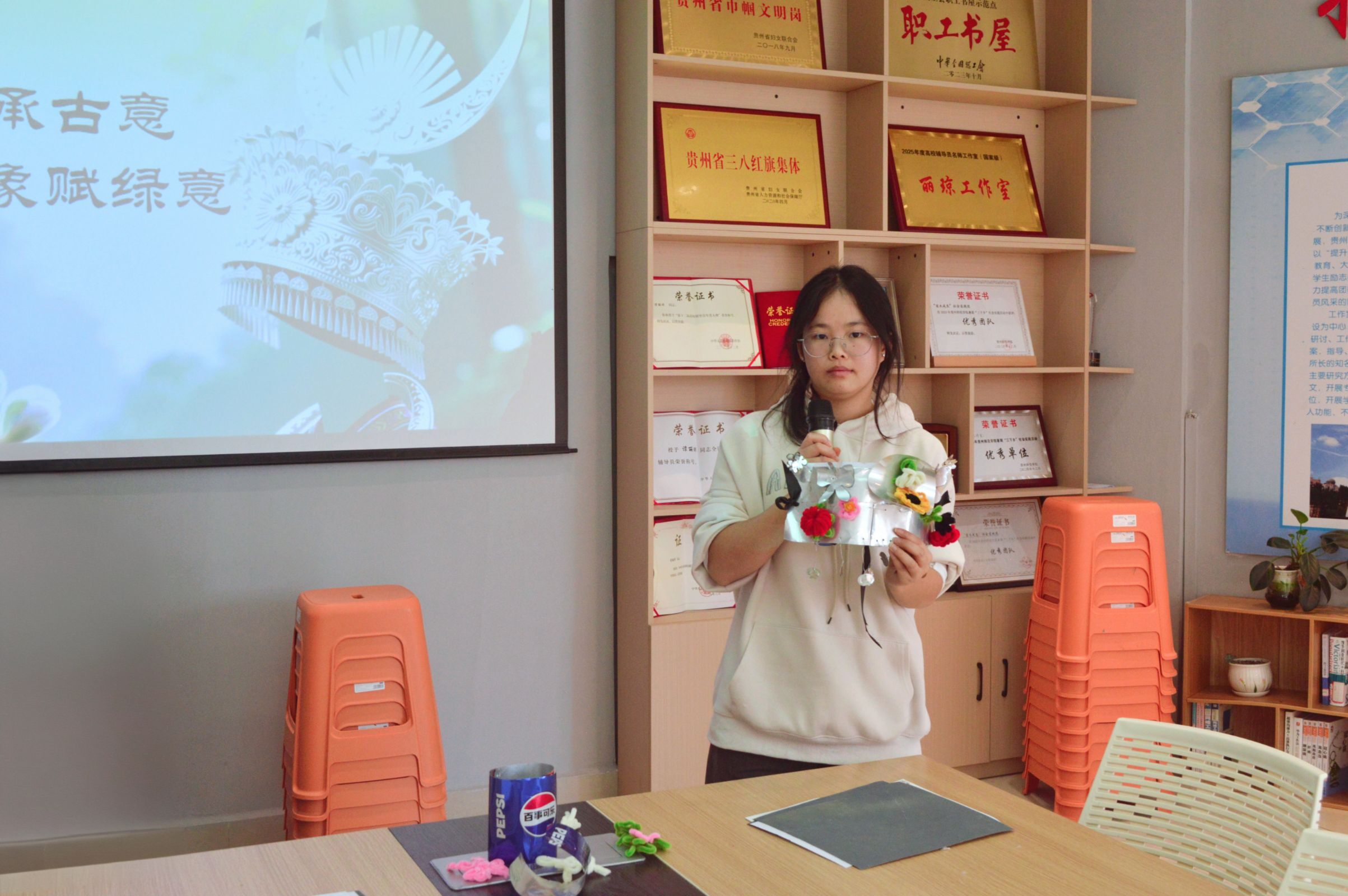 “一站式”学生社区建设｜丽琼工作室开展“银辉绿韵承古意，指尖匠心赋绿意”环保+非遗手工主题活动