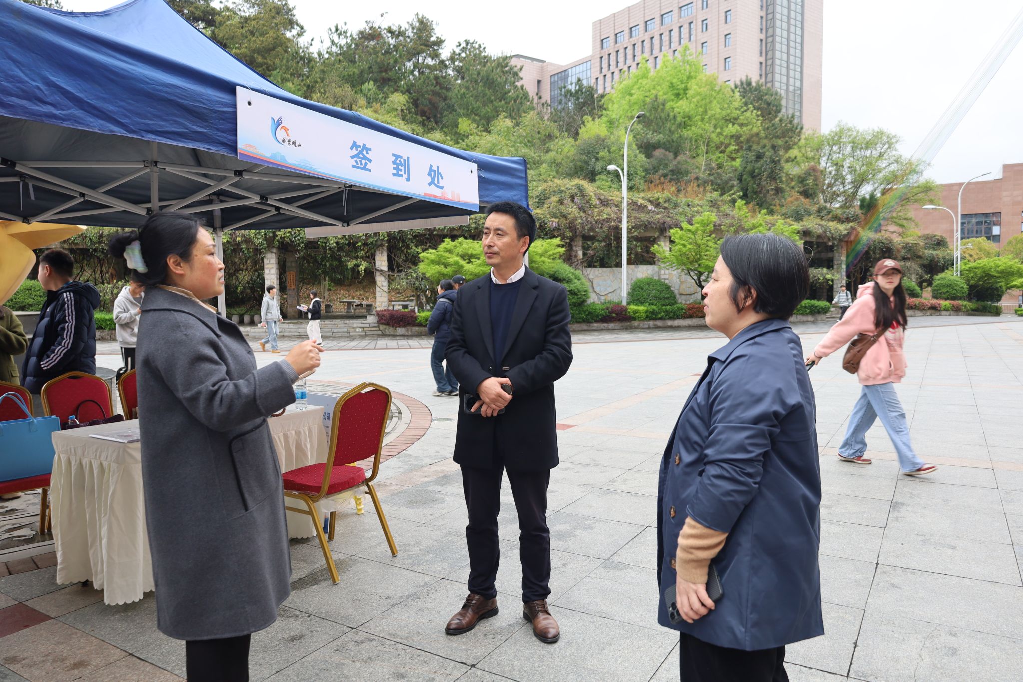 扩容提质强服务 春季攻坚促就业——贵州师范学院2026年“校地联动”春季就业攻坚行动暨观山湖区“百企万岗 职达校园”专场招聘会顺利举办