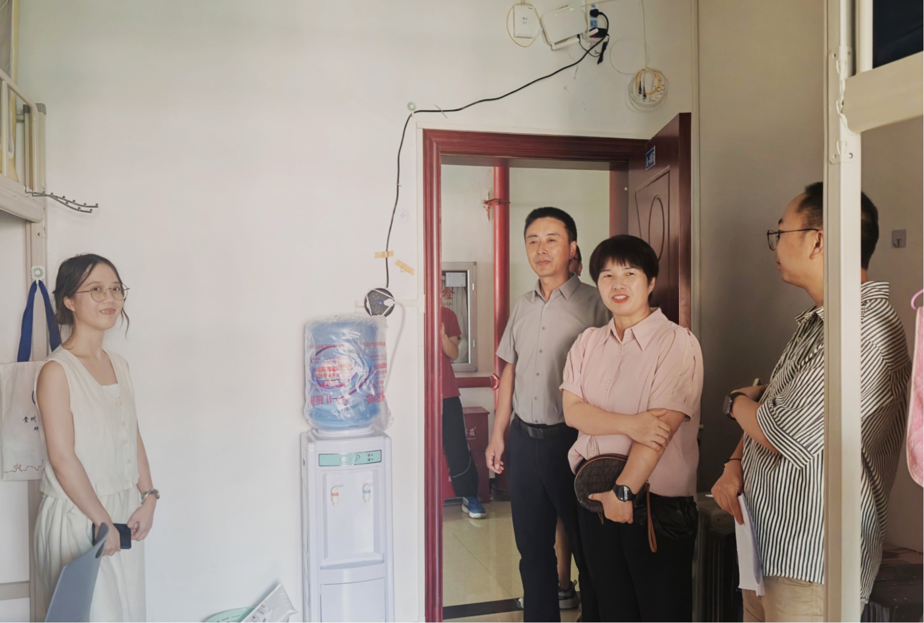 “一站式”学生社区建设|情暖宿舍启新程，心系学子护成长——数学与大数据学院慰问2025级新生