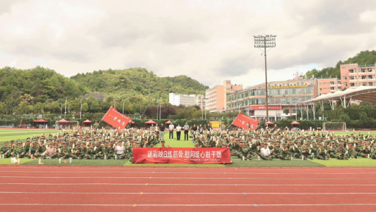 迷彩映日练筋骨，慰问暖心鼓干劲——数学与大数据学院开展 2025级新生军训慰问活动