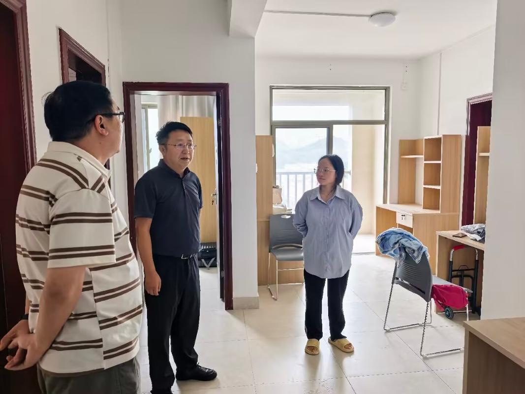 平安型社区|​情暖新生入寝，关怀助力启航——数学与大数据学院走访慰问2026级新生
